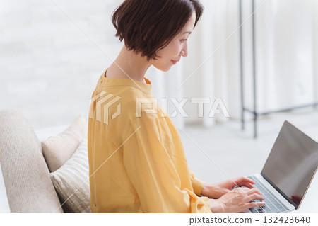 研究計算機的婦女 132423640