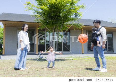 一家人在花園裡玩耍 132423645