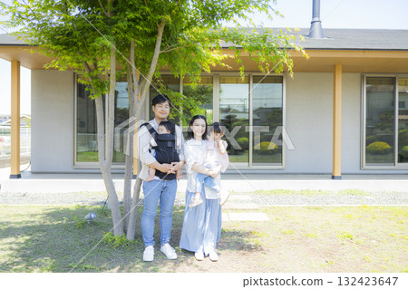 一家人在花園裡玩耍 132423647