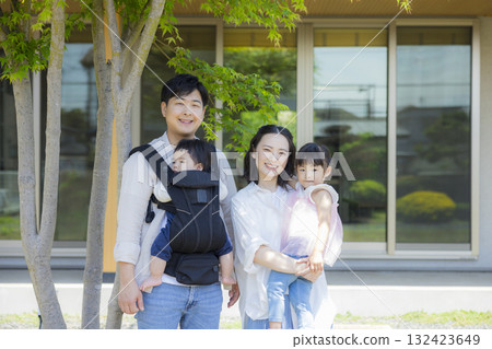 一家人在花園裡玩耍 132423649