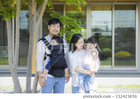 Family playing in the garden 132423650