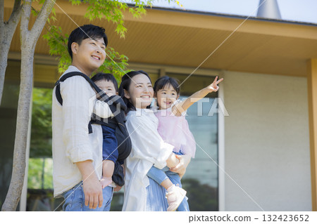 一家人在花園裡玩耍 132423652