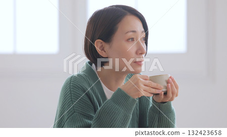 拿著杯子的中年婦女 132423658