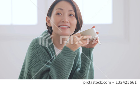 拿著杯子的中年婦女 拿著杯子的中年婦女 132423661