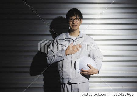一名身穿工作服、戴著頭盔的男子 132423666