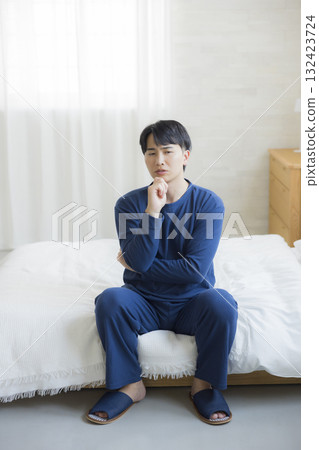在床上思考的人 132423724