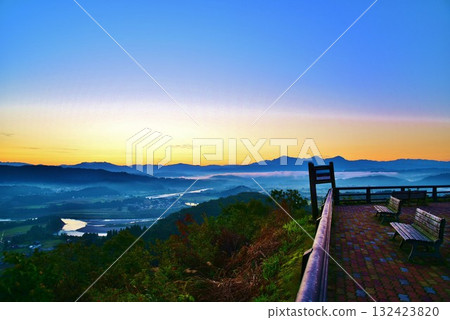 Sea of clouds and sunrise view from Yamamotoyama Kogen Sawayama Pocket Park Observatory in Ojiya City, Niigata Prefecture Sea of clouds and sunrise view from Yamamotoyama Kogen Sawayama Pocket Park Observatory in Ojiya City, Niigata Prefecture 132423820