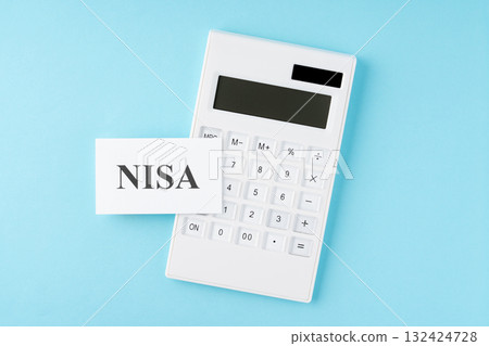 淺藍色背景上的 NISA 字母和計算器 淺藍色背景上的 NISA 字母和計算器 132424728