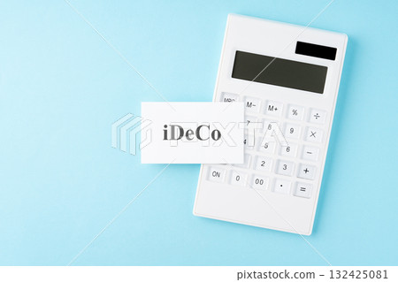 淺藍色背景上的 iDeCo(iDeCo)字母和計算器 淺藍色背景上的 iDeCo(iDeCo)字母和計算器 132425081