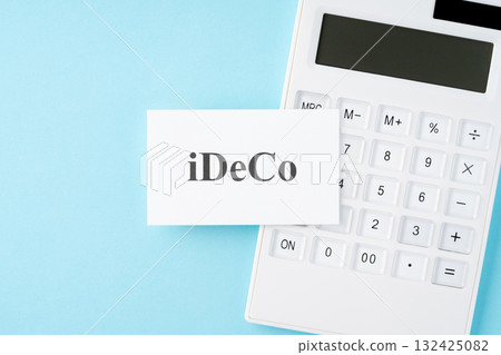 iDeCo (iDeCo) letters and calculator on a light blue background 132425082