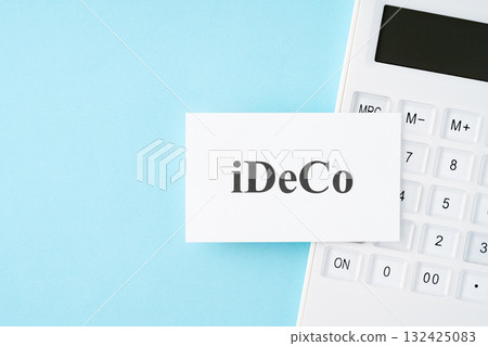 iDeCo (iDeCo) letters and calculator on a light blue background 132425083