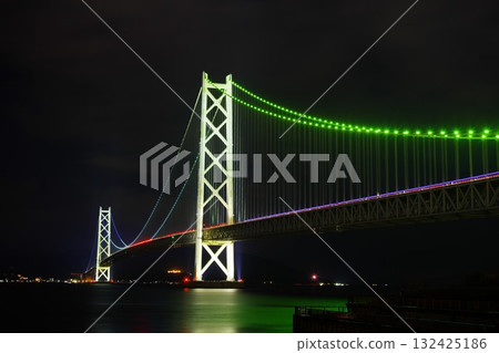 明石海峽大橋的夜景 明石海峽大橋的夜景 132425186