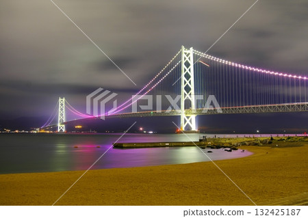 明石海峽大橋的夜景 明石海峽大橋的夜景 132425187
