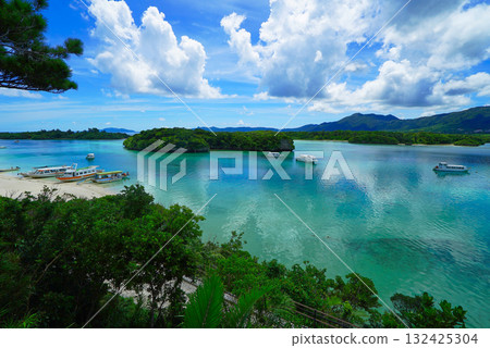 Beautiful coral reef sea in Kabira Bay Beautiful coral reef sea in Kabira Bay 132425304