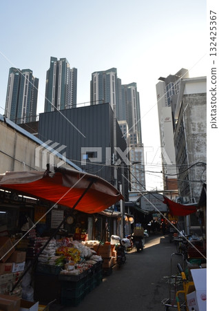 韓國首爾京東區傳統市場與摩天大樓共存 132425367