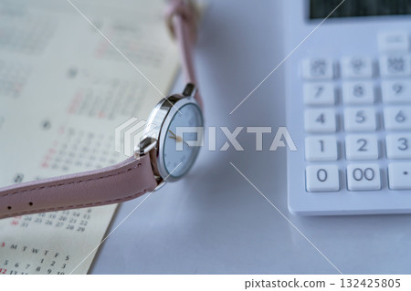桌上的日曆、計算機和時鐘 桌上的日曆、計算機和時鐘 132425805