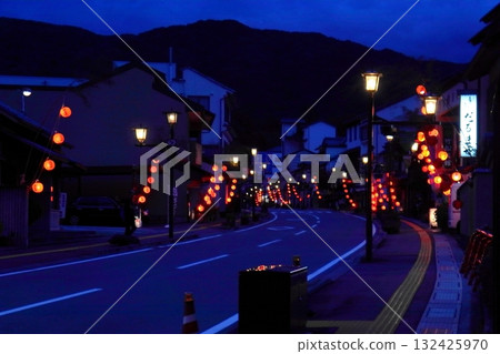 國道361號和高戶市的街道被高戶燈籠節的燈籠照亮（長野縣伊那市） 132425970