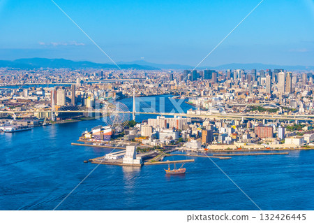 大阪港和大阪的街道 132426445