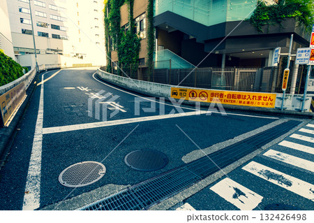 Metropolitan Expressway Exit Warning Metropolitan Expressway Central Circular Route Higashi Ginza Exit 2025.10 a-3 Warm and cool colors 132426498