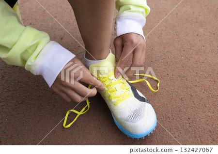 穿鞋帶的男性手 132427067