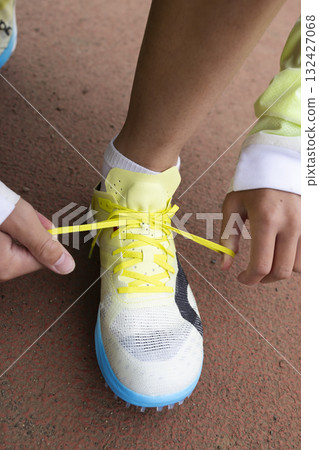 穿鞋帶的男性手 132427068