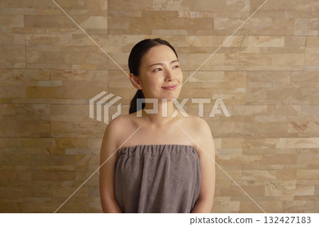 woman doing sauna 132427183