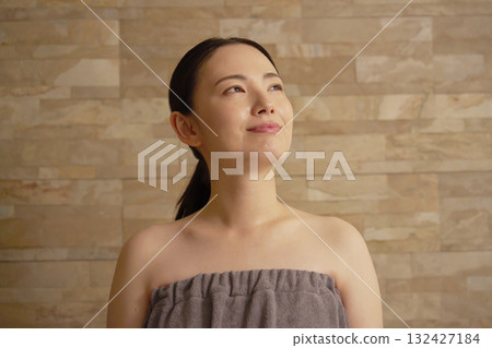 woman doing sauna 132427184