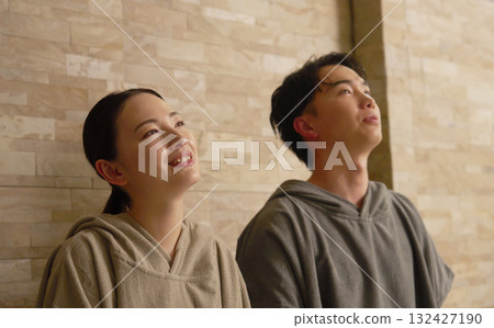 年輕夫婦使用桑拿 132427190