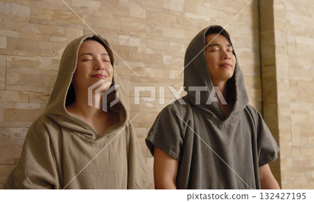 年輕夫婦使用桑拿 132427195