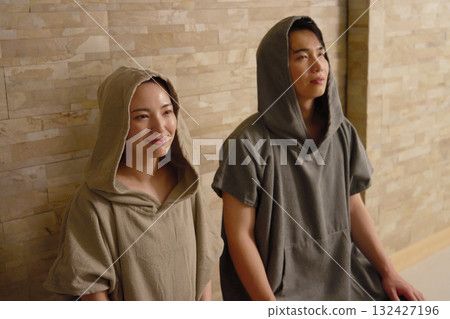 年輕夫婦使用桑拿 132427196