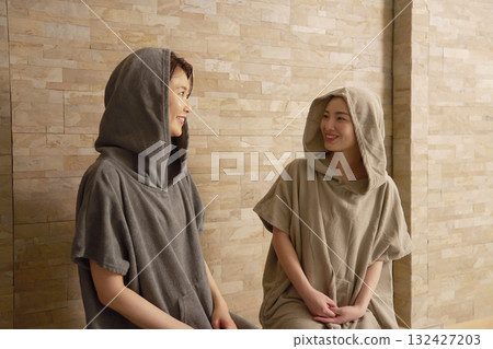 兩名女子正在使用桑拿 132427203