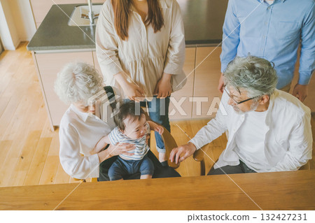 奶奶和孫子在客廳玩耍 132427231