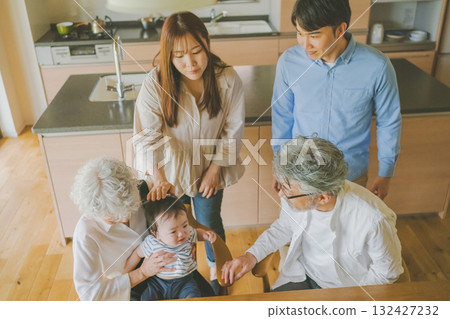 祖父母在客廳和孫子孫女玩耍 132427232