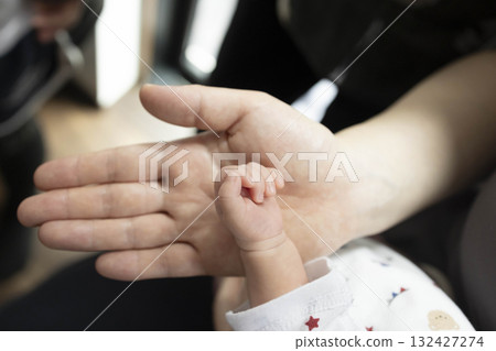 小可愛的嬰兒手 132427274