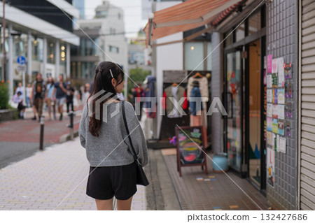 一位年輕女子在原宿街頭散步和逛街的背影 132427686