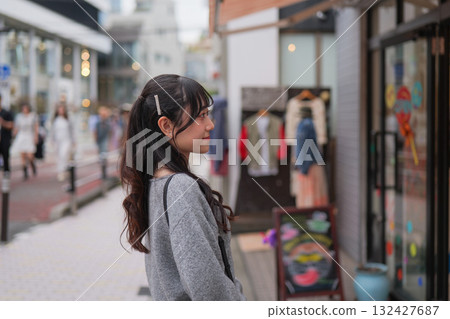 一位年輕女子在原宿街頭散步和逛街的側影 一位年輕女子在原宿街頭散步和逛街的側影 132427687