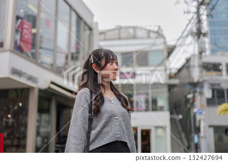 年輕女子走在原宿的一條巷子裡 132427694