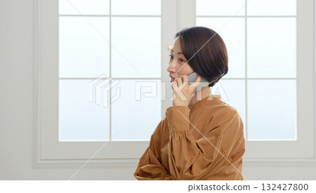 窗邊打電話的女人圖片 132427800