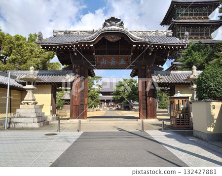 Kagawa Tourism! The main gate of Zentsuji Temple 132427881