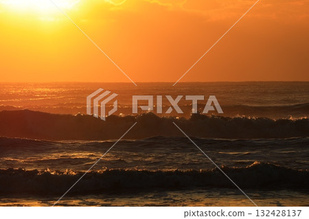 大海在早晨的陽光下染色 大海在早晨的陽光下染色 132428137