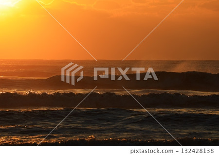 大海在早晨的陽光下染色 大海在早晨的陽光下染色 132428138