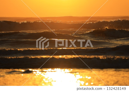 大海在早晨的陽光下染色 132428149