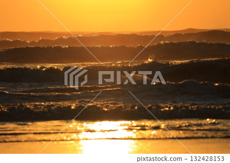 大海在早晨的陽光下染色 132428153