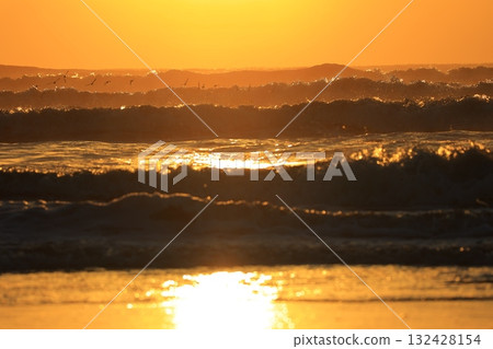 大海在早晨的陽光下染色 大海在早晨的陽光下染色 132428154