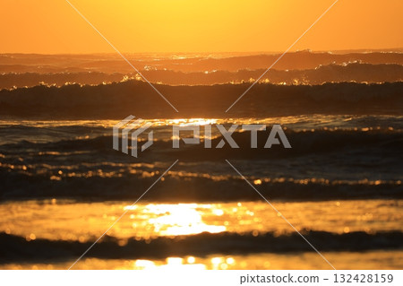 大海在早晨的陽光下染色 大海在早晨的陽光下染色 132428159