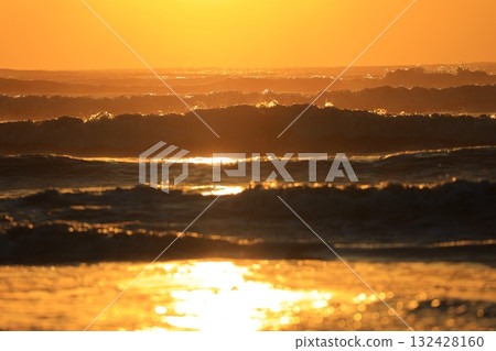 大海在早晨的陽光下染色 大海在早晨的陽光下染色 132428160