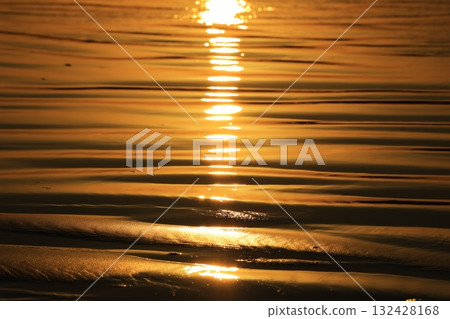 The sea stained in the morning sun The sea stained in the morning sun 132428168