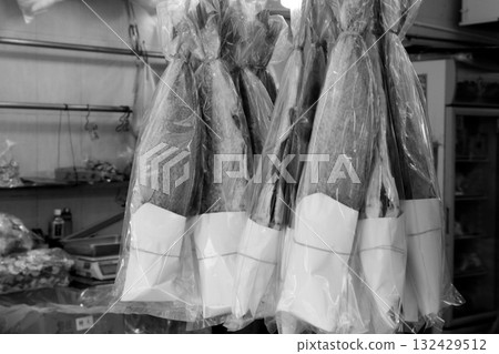 鹽乾魚(火腿)在香港西部的德助道出售。它類似於草屋,味道鮮美。以前很便宜,但現在很貴 鹽乾魚(火腿)在香港西部的德助道出售。它類似於草屋,味道鮮美。以前很便宜,但現在很貴 132429512