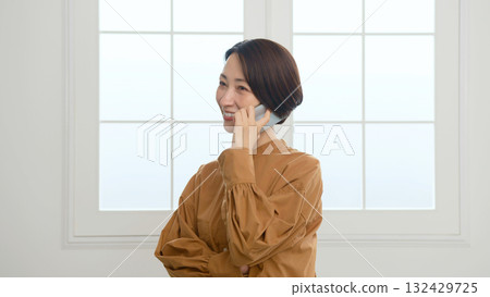 靠窗打電話的女人 132429725