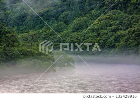清晨，河面上瀰漫著薄霧 132429916